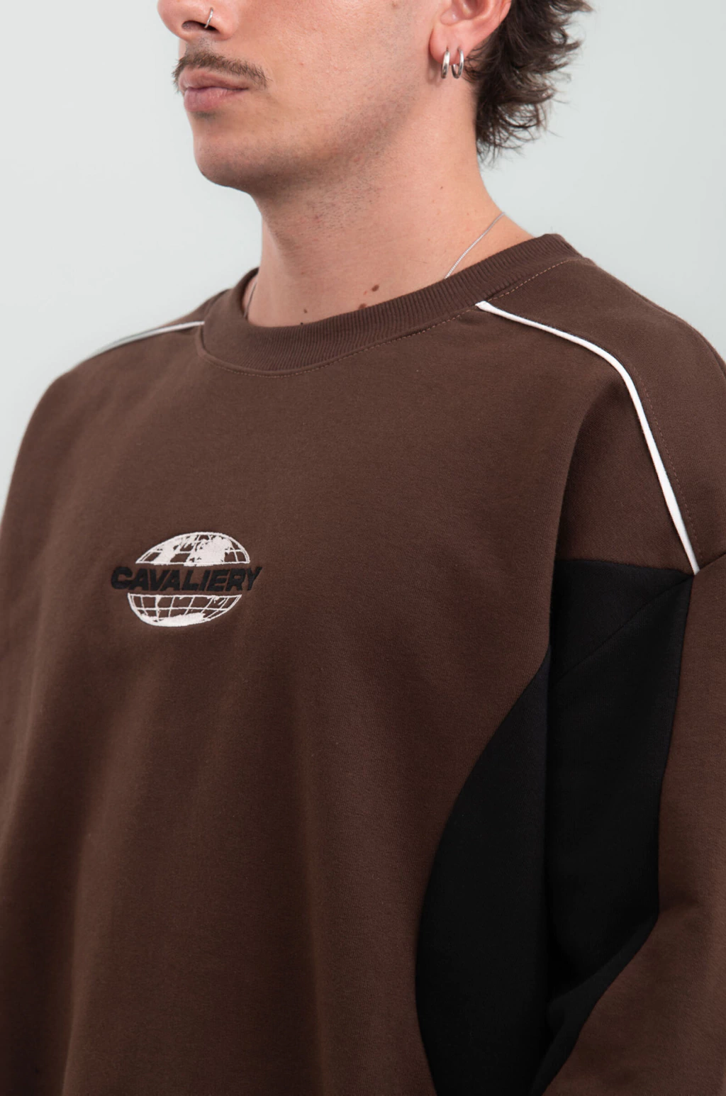 Buzo Racer Chocolate detalle