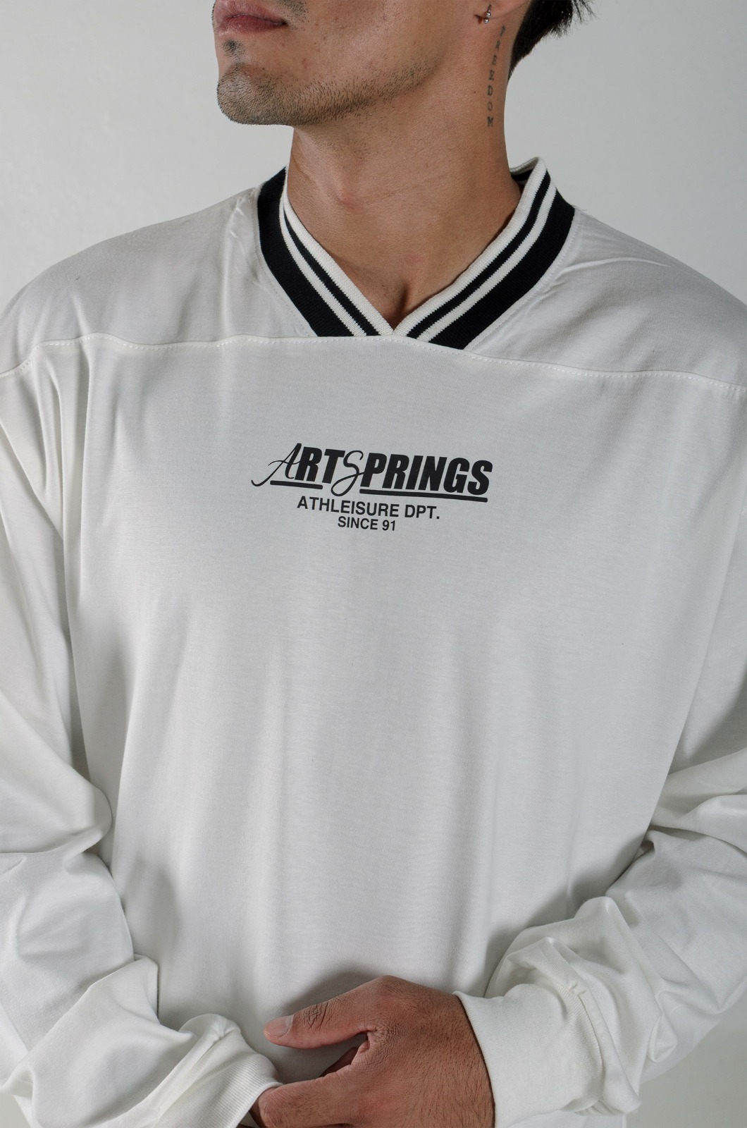 Remera Arts Off White detalle