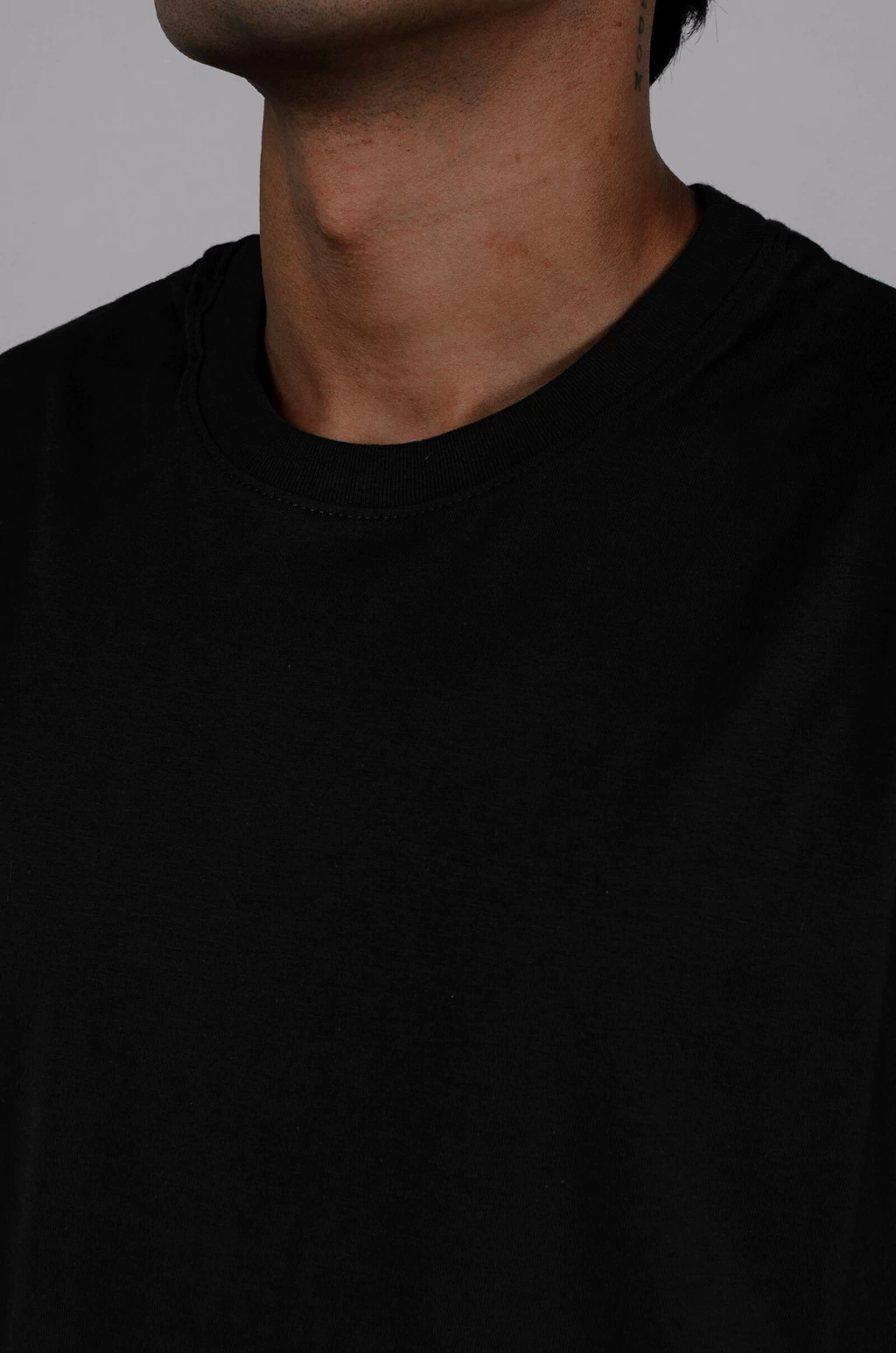 Remera Basic Negra detalle