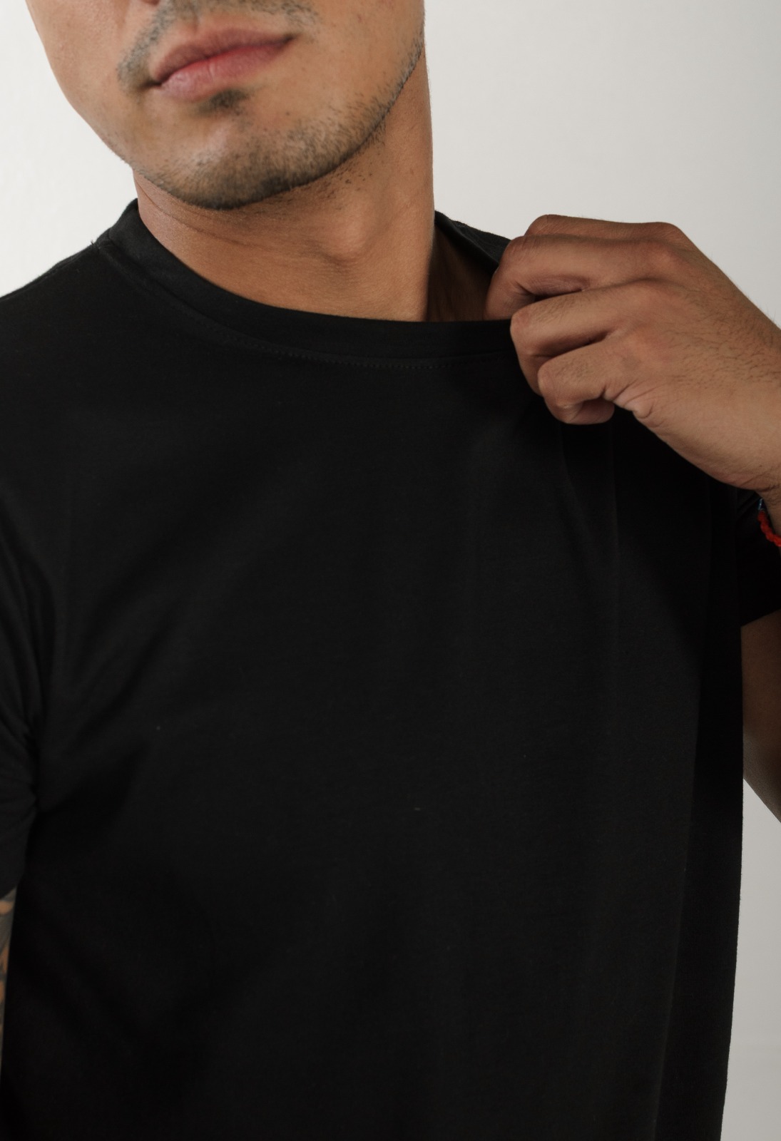 Remera Regular Negra detalle